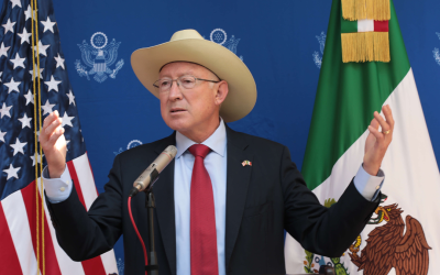 Ken Salazar comparte su preocupación con México por Ley SB4 de Texas; «es dañina e inconstitucional», afirma