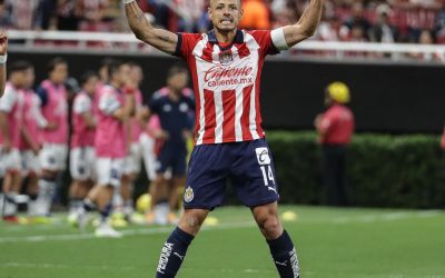 Debuta goleador de Javier Hernandez en victoria de Chivas ante Puebla